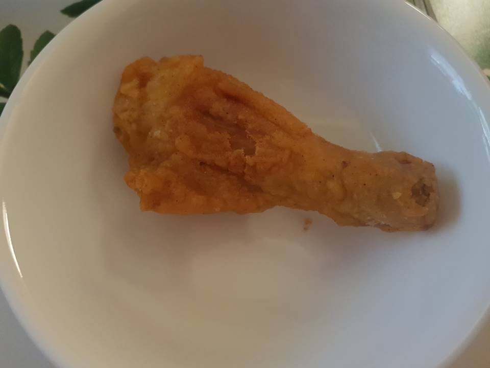 간만에 먹은 페리카나 치킨 후라이드 반 양념 반