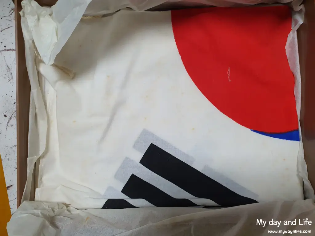 오래된 낡고 오염된 태극기는 행정복지센터로